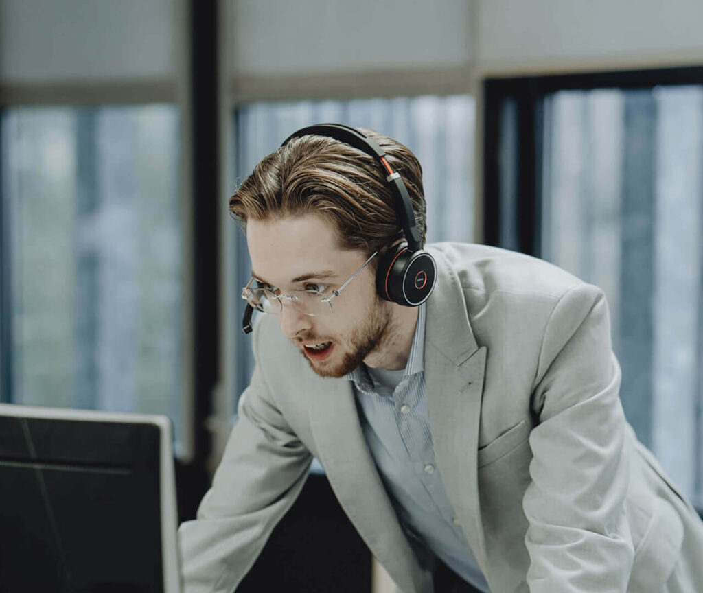 Medewerker aan de telefoon